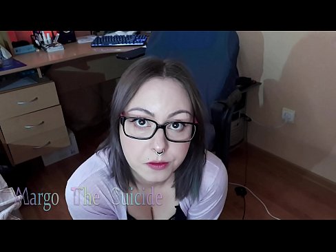 ❤️ 性感的眼镜女孩在镜头前深深地吸吮假阳具 ❤️❌ Beautiful porn❌️❤