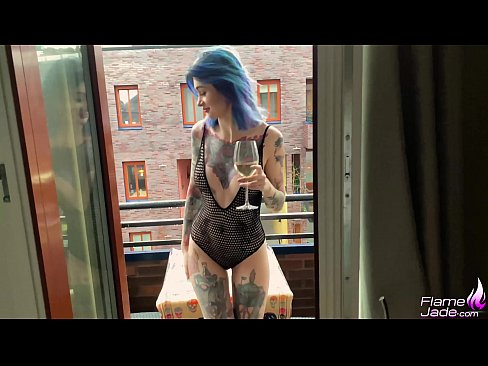 ❤️ 巨大的女孩大口吸吮，在空旷的天空下热情地做爱 ❤️❌ Beautiful porn❌️❤