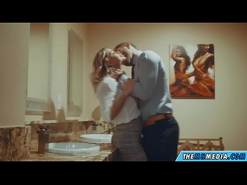 ❤️ 当一个胸大无脑的金发女郎在公共厕所里勾引你时 ❤️❌ Beautiful porn❌️❤